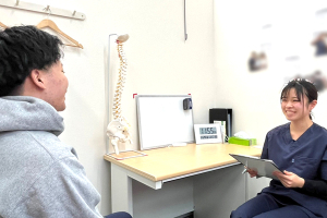 名倉堂鍼灸接骨院　東区香椎院のカウンセリング風景画像です。