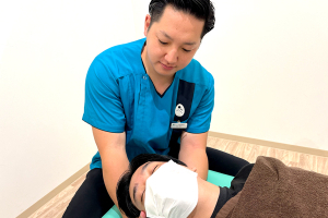 こころ整骨院　イオンモール浦和美園院の肩こりの施術風景画像です。