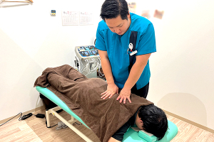 こころ整骨院　イオンモール浦和美園院の腰痛の施術風景画像です。