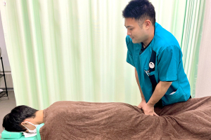 こころ整骨院 吉川美南院の整体の施術風景画像です。