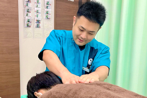 こころ整骨院　吉川美南院の施術風景画像です。