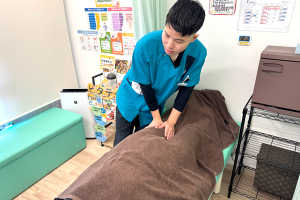 こころ整骨院　池袋西口院の骨盤矯正施術の施術風景画像です。