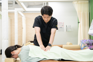 町田マルイあおば接骨院はりきゅう院の腰の施術画像