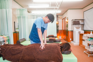 あかつき接骨院 狭山ヶ丘院の整体の施術風景画像です。