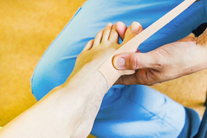 あかつき接骨院　狭山ヶ丘院のテーピング施術の施術風景画像です。