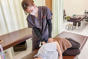 きゆ整骨院益田市乙吉町院の腰の施術画像