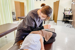 きゆ整骨院益田市乙吉町院の腰の施術画像