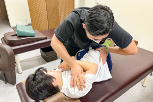 きゆ整骨院益田市乙吉町院の肩の施術画像