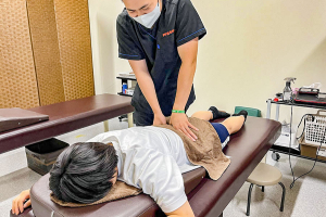 きゆ整骨院益田市乙吉町院の腰の施術画像