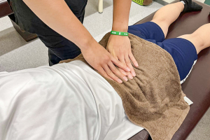 きゆ整骨院益田市乙吉町院の腰の施術画像