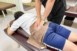 きゆ整骨院益田市乙吉町院の腰の施術画像