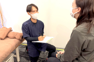 すこやか整骨院　香取小見川カインズ院のカウンセリング風景画像です。