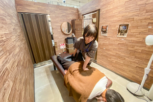 ナチュラル鍼灸整骨院　イオンモール多摩平の森院の骨盤矯正施術の施術風景画像です。