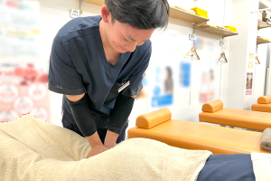 四条烏丸中央整骨院の膝痛の施術風景画像です。