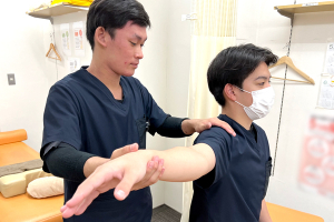 四条烏丸中央整骨院の肩こりの施術風景画像です。