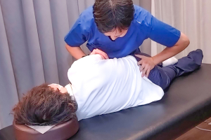 スナグル整骨院鶴見院の腰の施術画像