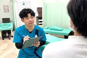 こころ整骨院　広島駅南口院のカウンセリング風景画像です。