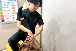 ＧＲＯＷＵＰ鍼灸整骨院　大津京駅前の骨盤矯正施術の施術風景画像です。