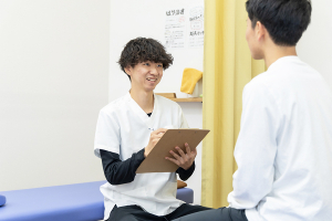 えん鍼灸接骨院信楽院のカウンセリング風景