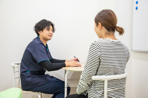 NOMOKOTSU鍼灸整骨院 イオンモール盛岡南院のカウンセリング風景