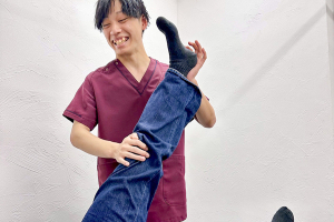 四条大宮こばやし鍼灸整骨院・整体院の膝痛の施術風景画像です。