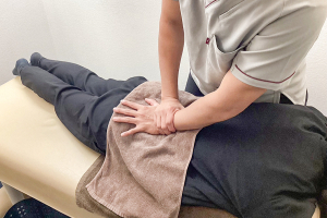 烏丸御池鍼灸整骨院・整体院の腰痛の施術風景画像です。