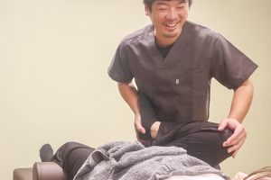 ソレイユ整体・整骨院の膝痛の施術風景画像です。