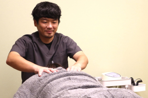 ソレイユ整体・整骨院の肩こりの施術風景画像です。