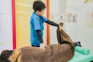 こころ整骨院 ザ・ビッグエクスプレス佐敷院の腰の施術画像