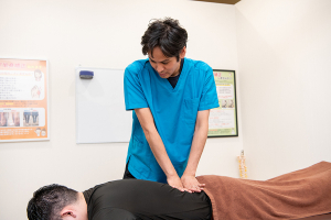 町田かなで整骨院の腰の施術画像です。