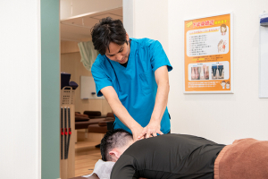 町田かなで整骨院の肩こりの施術風景画像です。