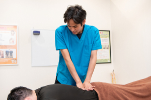 町田かなで整骨院の腰痛の施術風景画像です。