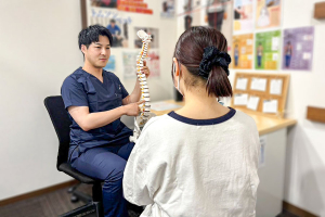 東大宮鍼灸接骨院のカウンセリング風景