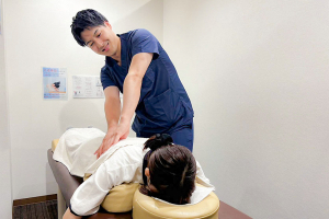 東大宮鍼灸接骨院の骨盤矯正施術の施術風景画像です。