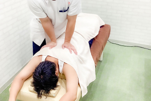 すずらん鍼灸接骨院雪が谷大塚院の腰の施術画像