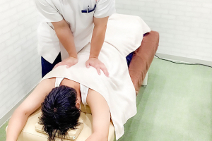 すずらん鍼灸接骨院　雪が谷大塚院の骨盤矯正施術の施術風景画像です。