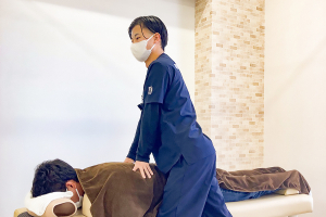 新潟亀田大通り接骨院の腰の施術画像
