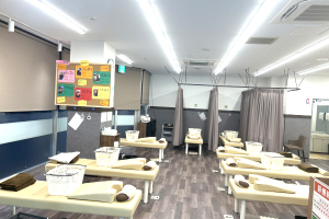 新道東駅接骨院で整体施術を受ける内観画像
