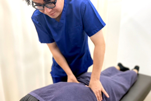 糟屋新宮中央駅前鍼灸接骨院の腰痛の施術風景画像です。