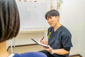 平塚あおば接骨院はりきゅう院のカウンセリング風景