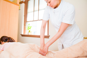 よもぎ鍼灸サロン堺筋本町の腰の施術画像