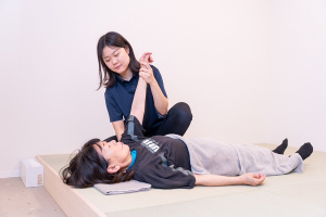 ＴＲＥＥ鍼灸整骨院　吹田店の施術風景画像です。