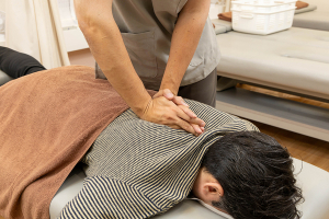 あい鍼灸院・接骨院西院京都ファミリー院の肩の施術画像