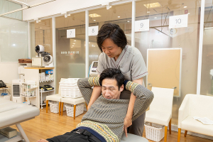 あい鍼灸院・接骨院西院京都ファミリー院の背中の施術画像