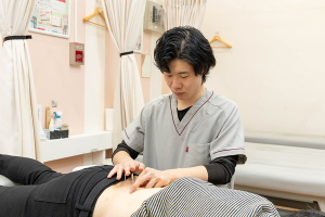 あい鍼灸院・接骨院西院京都ファミリー院の鍼施術画像