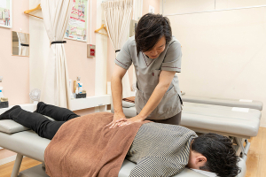 あい鍼灸院・接骨院西院京都ファミリー院の腰の施術画像