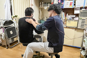 名倉堂接骨院の施術風景画像です。