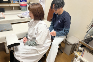 名倉堂接骨院の腰痛の施術風景画像です。