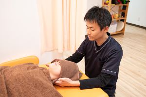 下川接骨院はりきゅうマッサージ院坂戸院の首の施術画像