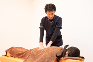 下川接骨院はりきゅうマッサージ院坂戸院の腰の施術画像